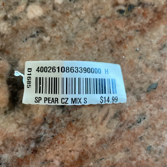 NWT - in box Silver plated tear drop sparkly earrings - Picture 4 of 4